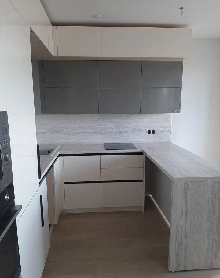 Кухня угловая с барной стойкой